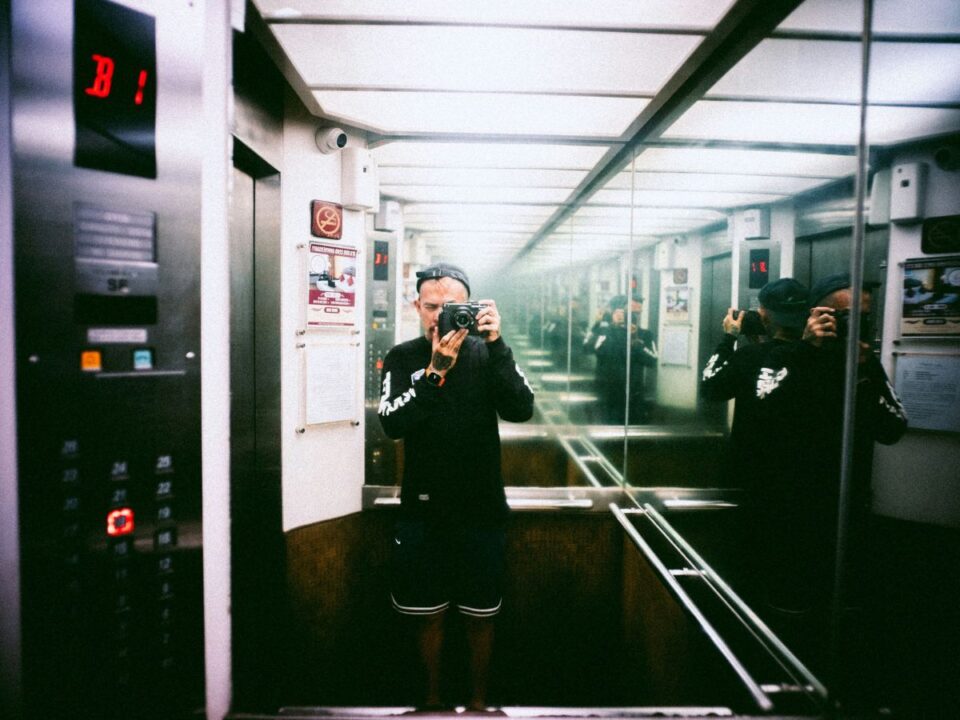 ezert-van-tukor-liftben - Nők Lapja tükörszelfi a liftben