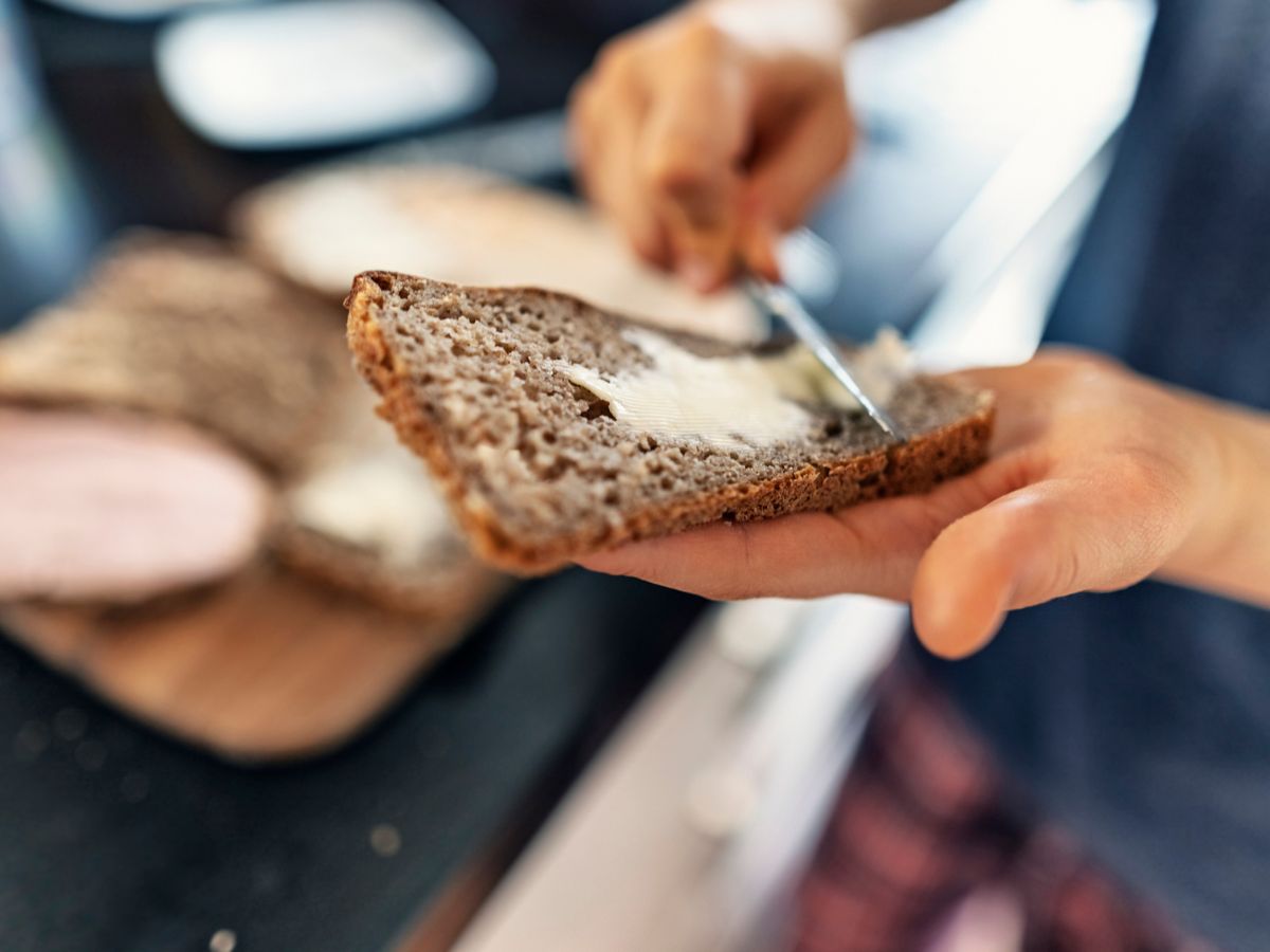 egyedül csinál uzsonnát