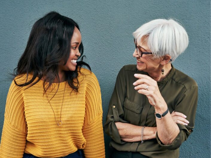 fiatal és idős nő beszélget