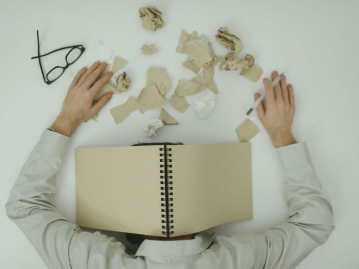 stresszes férfi az irodában