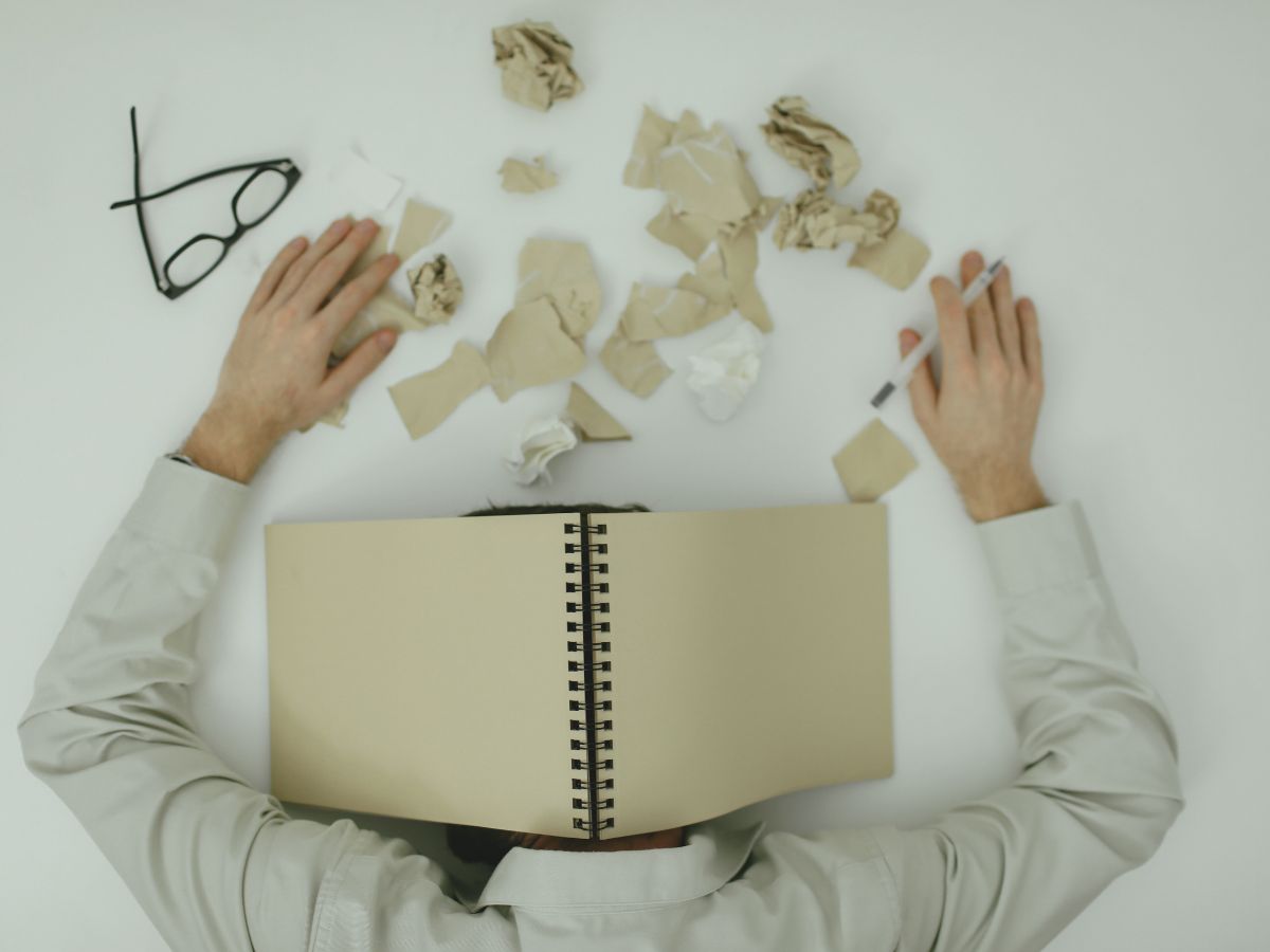 stresszes férfi az irodában