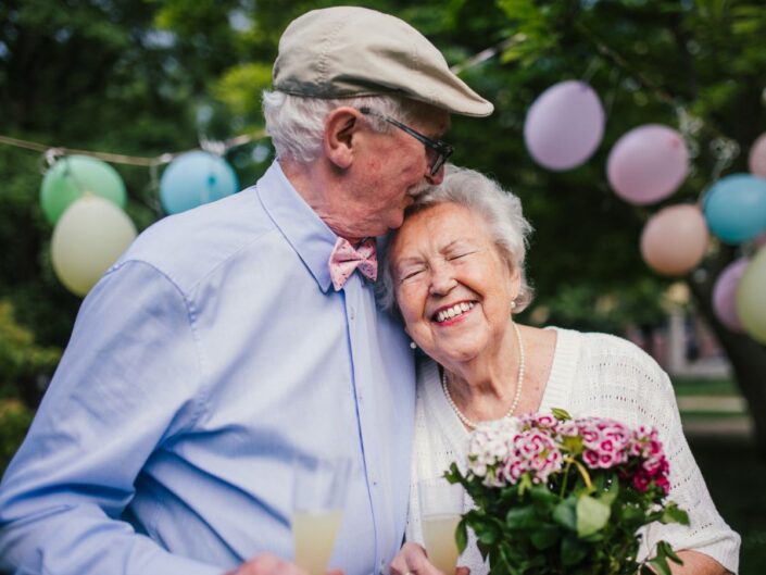 idős pár öröm ünnep mosoly virág