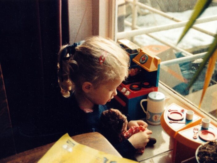 kislány játék gyerek ablak