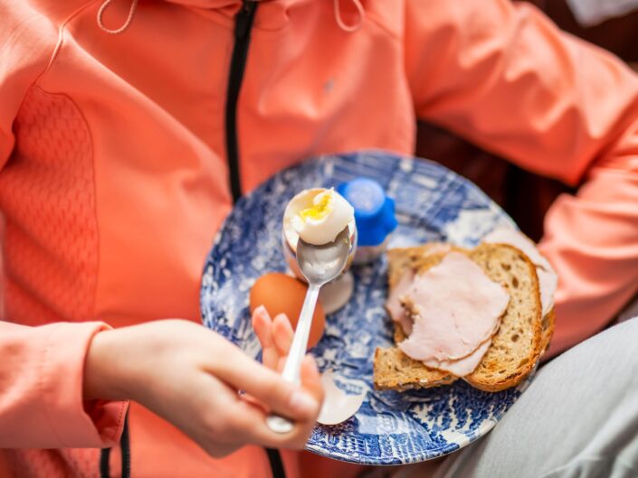 tányér tojás sonka reggeli evés