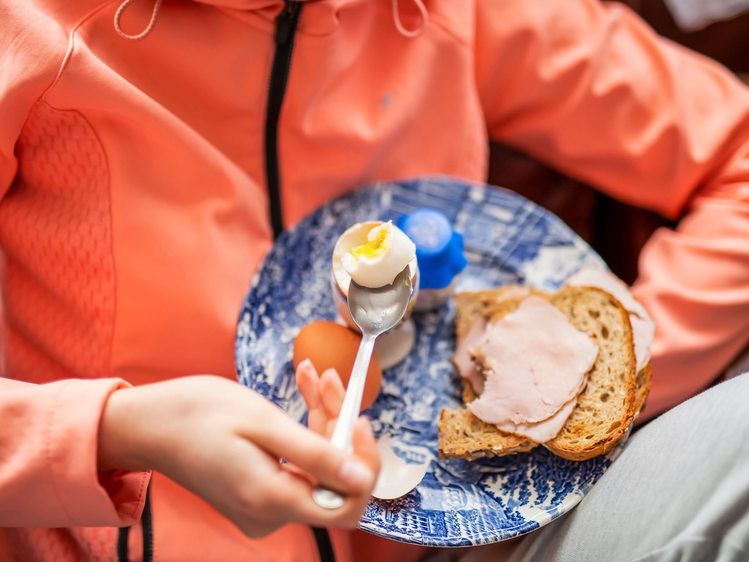 tányér tojás sonka reggeli evés