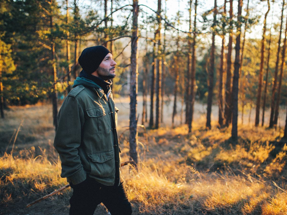 fiatal férfi erdő séta