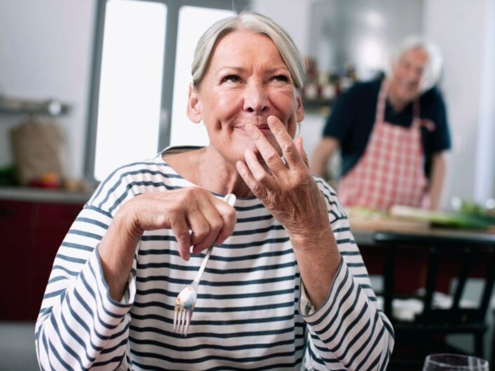 idős nő eszik villa