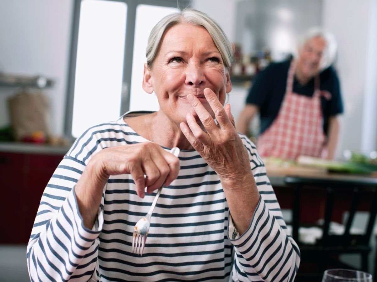 idős nő eszik villa