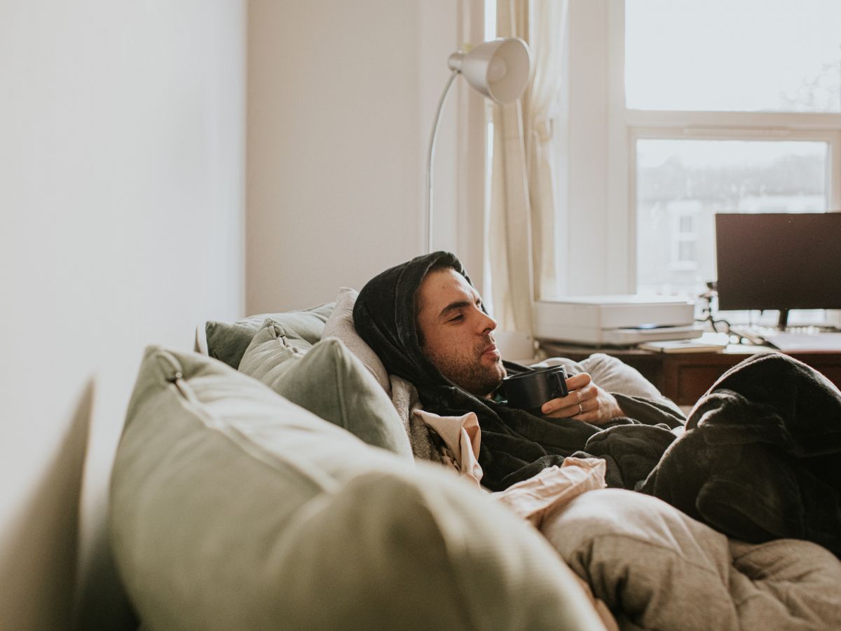 férfi fekszik a kanapén