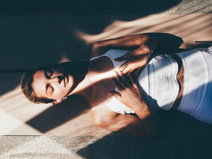 edzés után pihenő nő