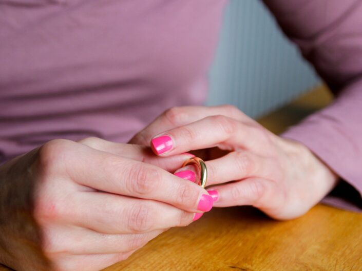 nő leveszi a gyűrűt