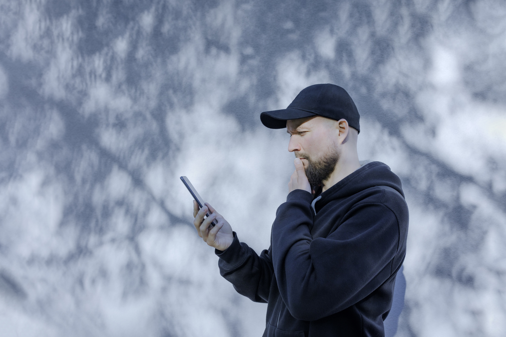 férfi telefont néz