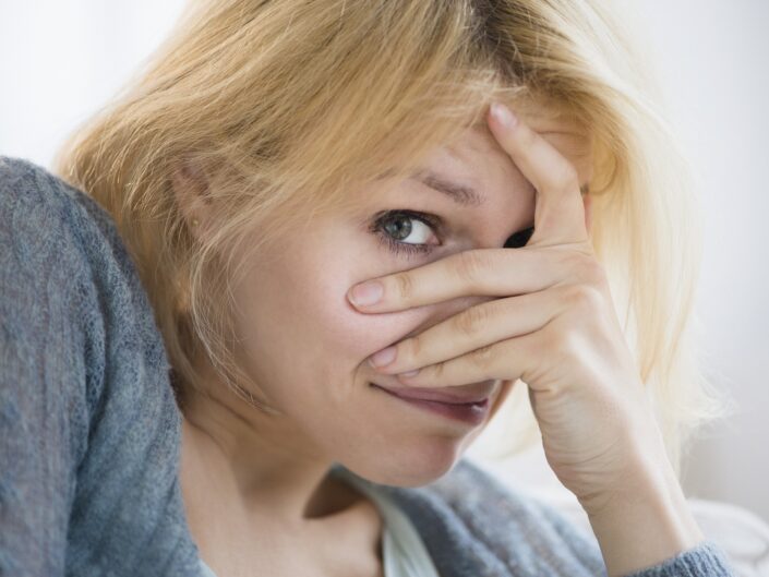 nő szégyelli magát