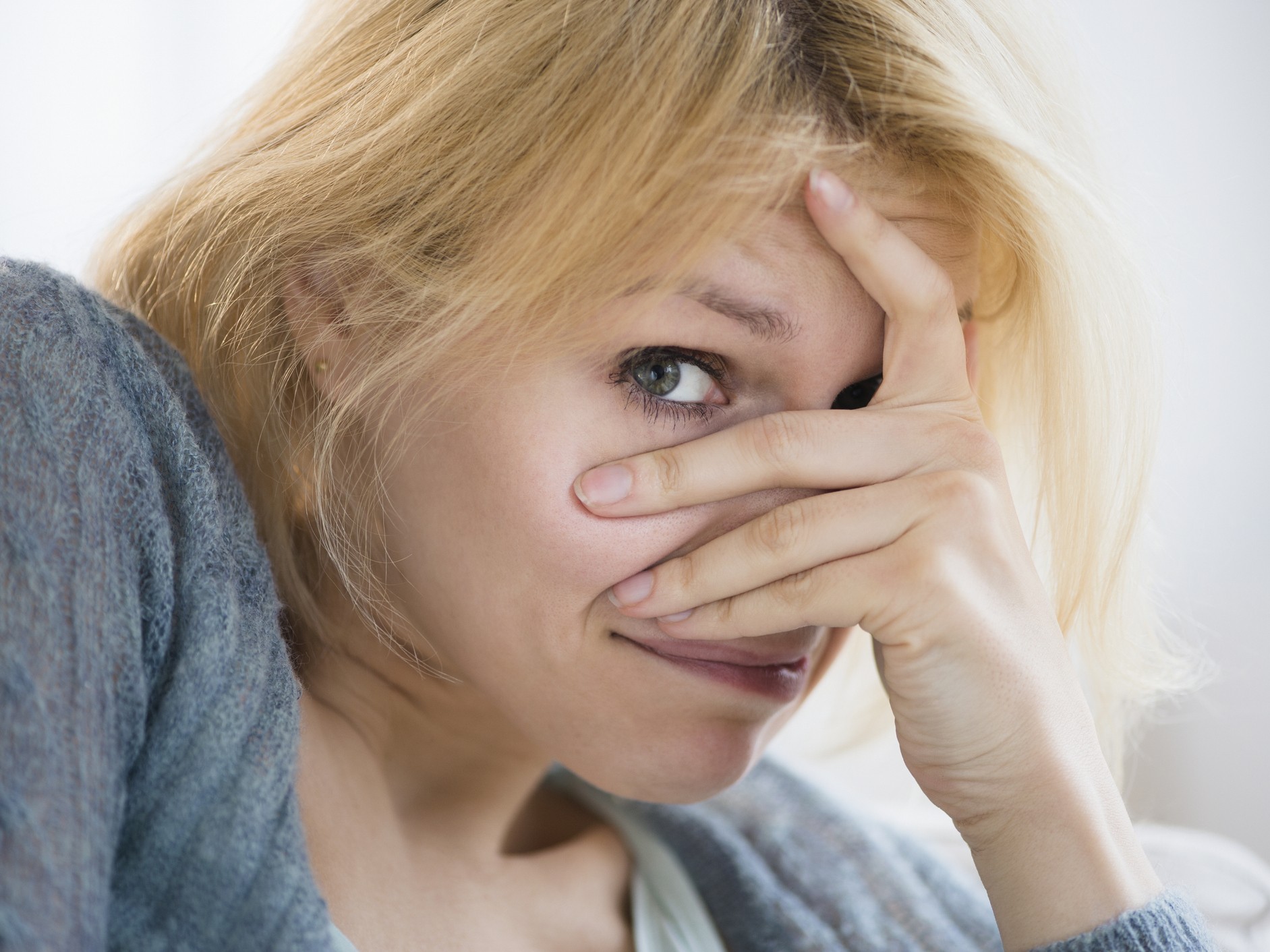 nő szégyelli magát