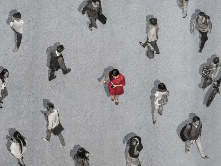 piros ruhás nő a tömegben