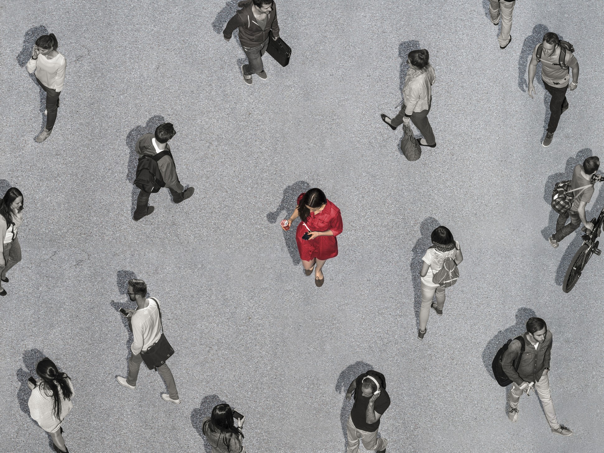 piros ruhás nő a tömegben