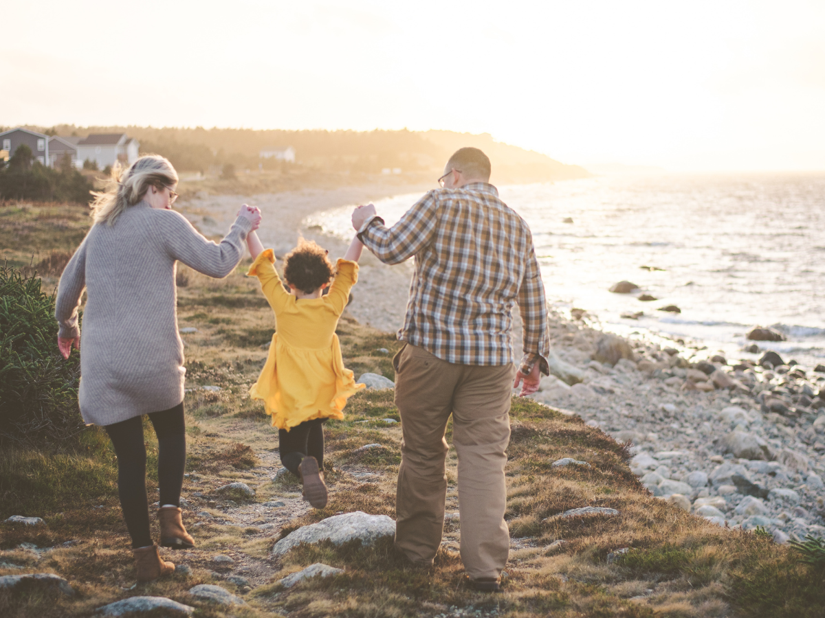 család a vízparton