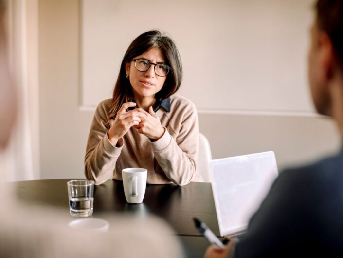 fiatal nő állásinterjú