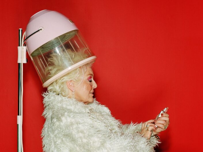 idős nő fodrásznál hajbúra alatt