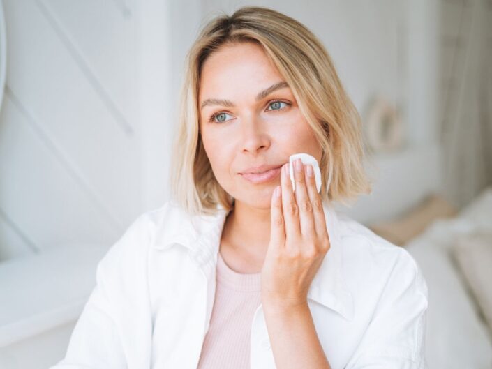 nő tisztítja az arcát