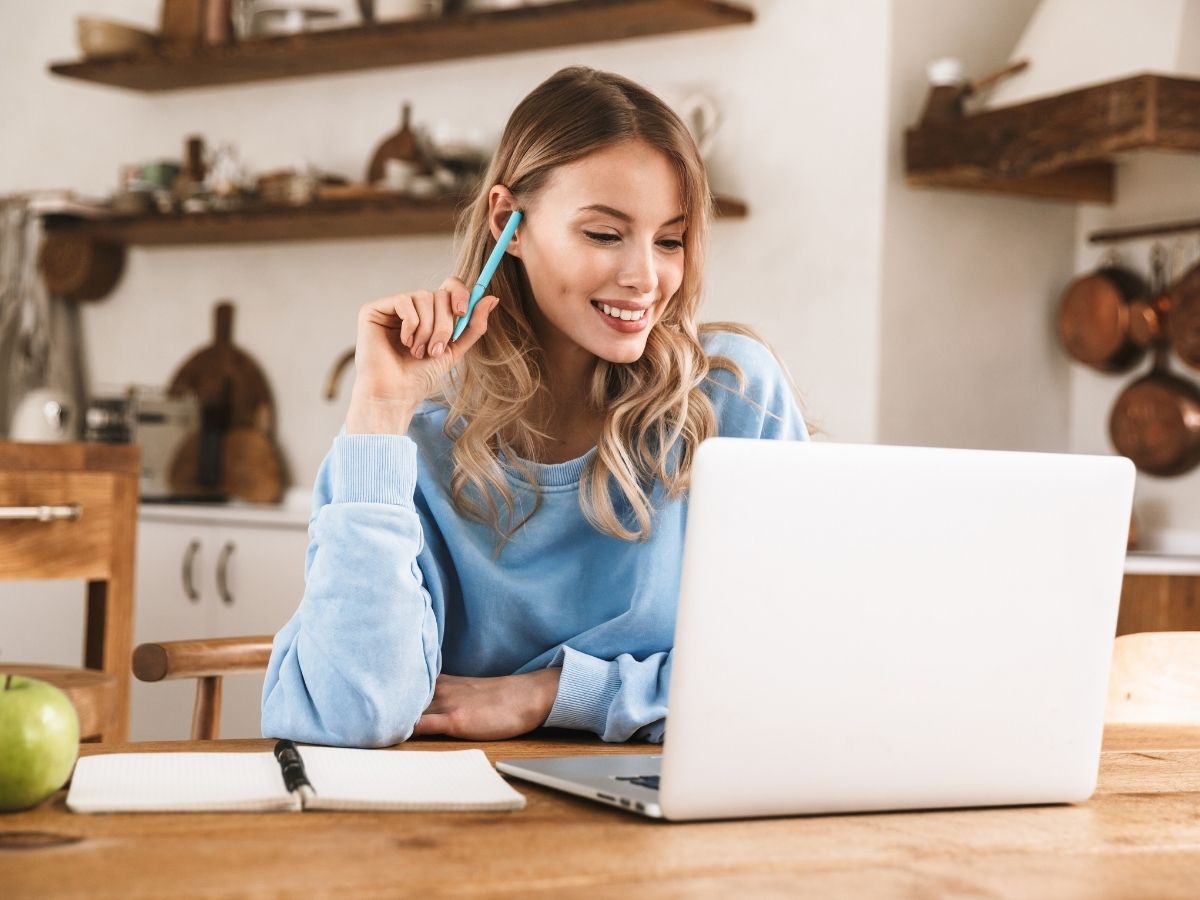 nő beszélget mesterséges intelligenciával