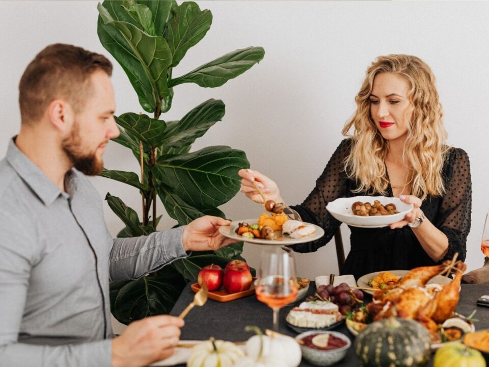 pár közösen eszik