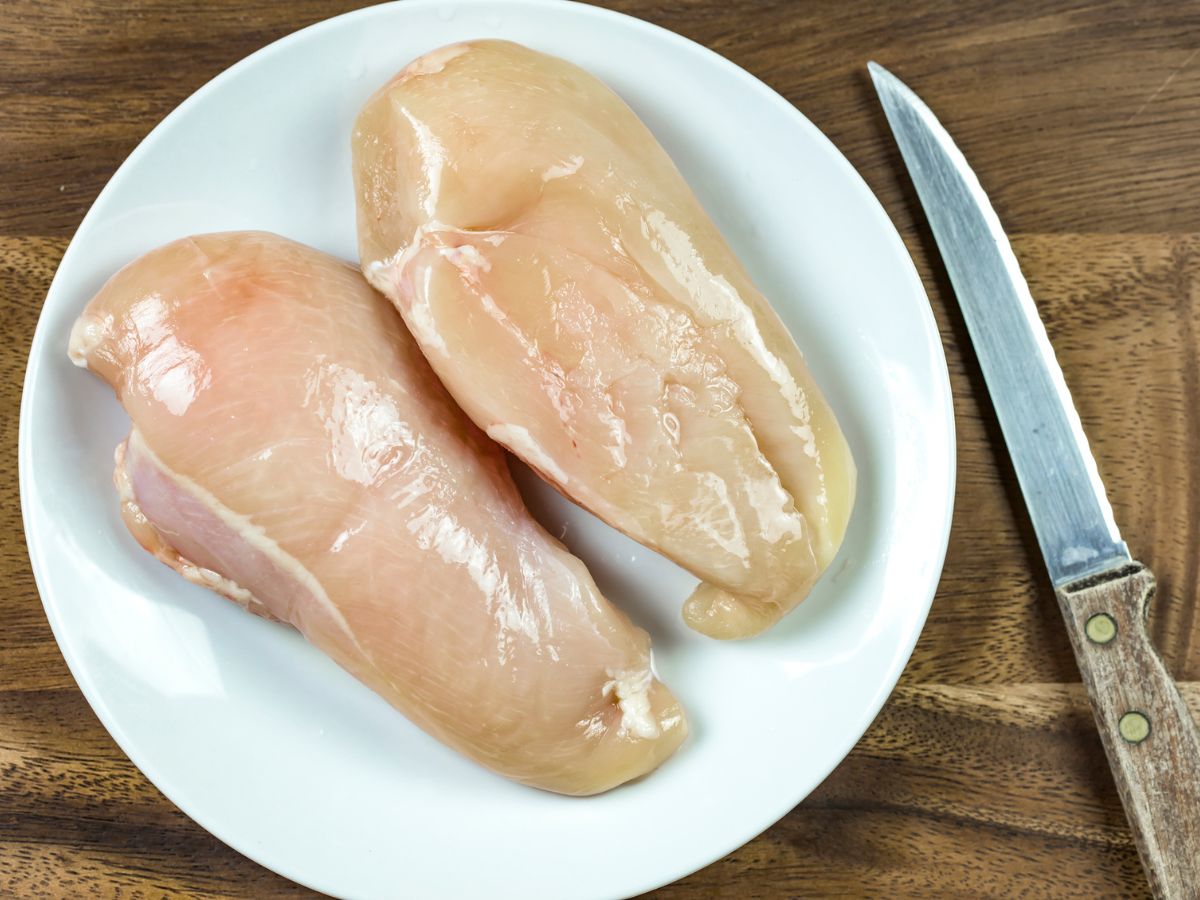 nyers csirkemell tányér kés