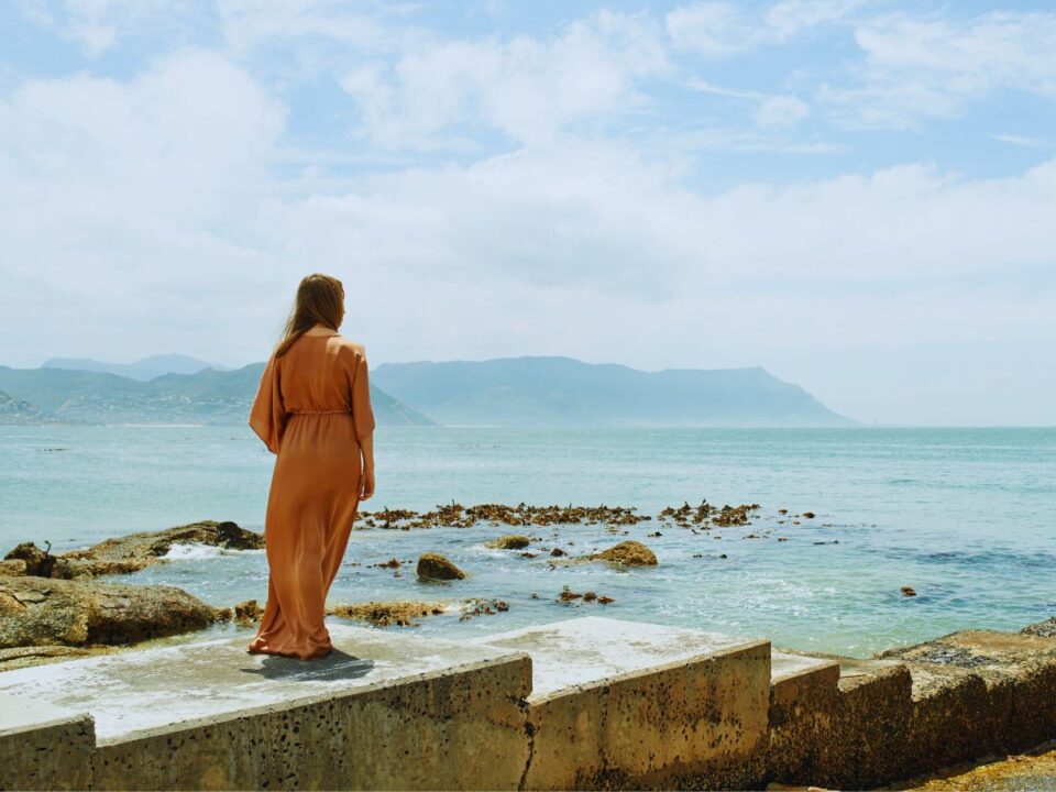 egyedullet-nem-egyenlo-magannyal - Nők Lapja magányos nő a tengerparton