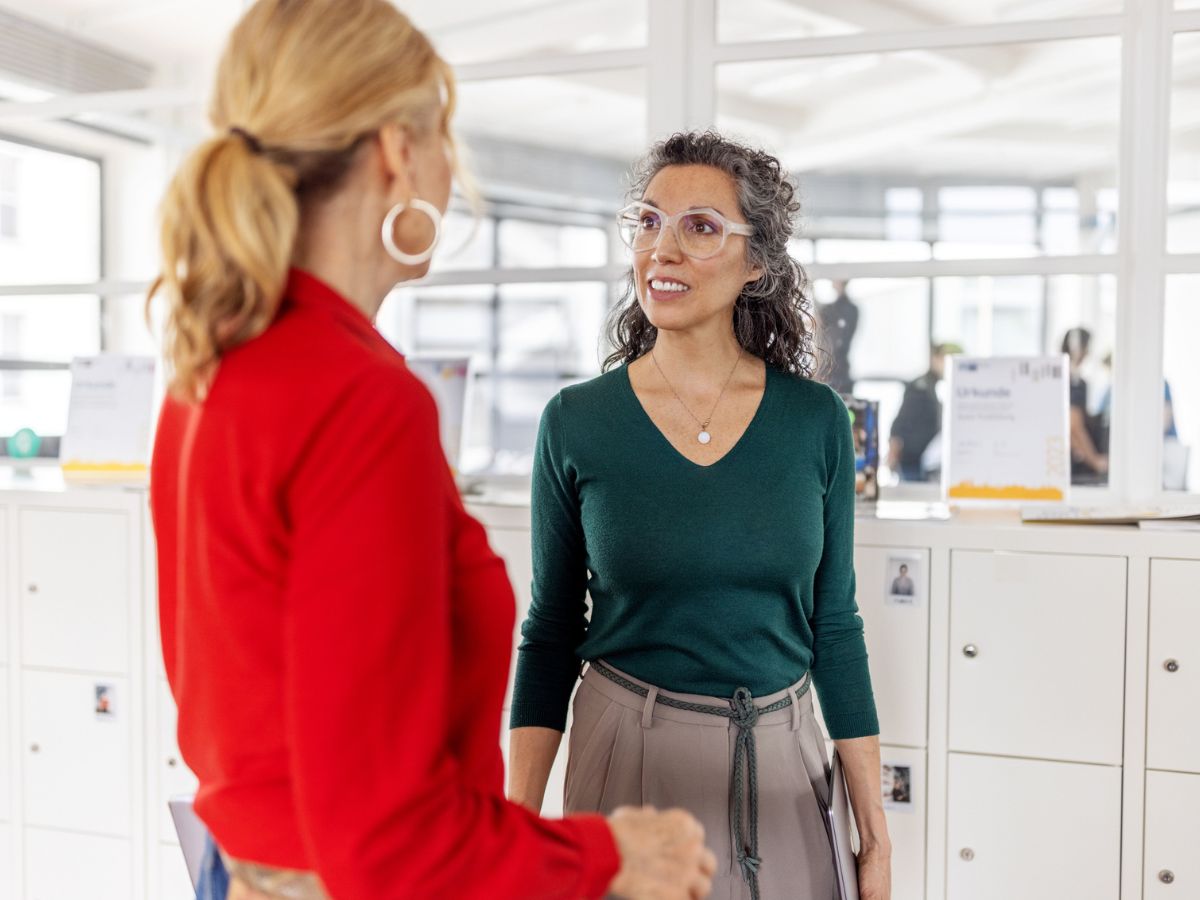 két nő beszélgetés iroda