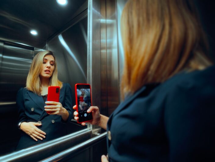 tükörszelfi a liftben