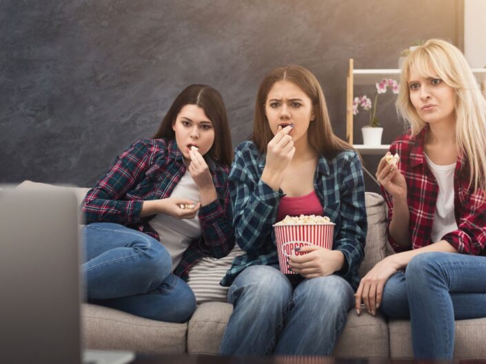 lányok házimoziznak