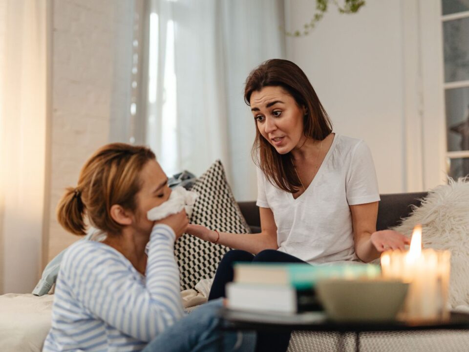 két nő feszülten beszélget