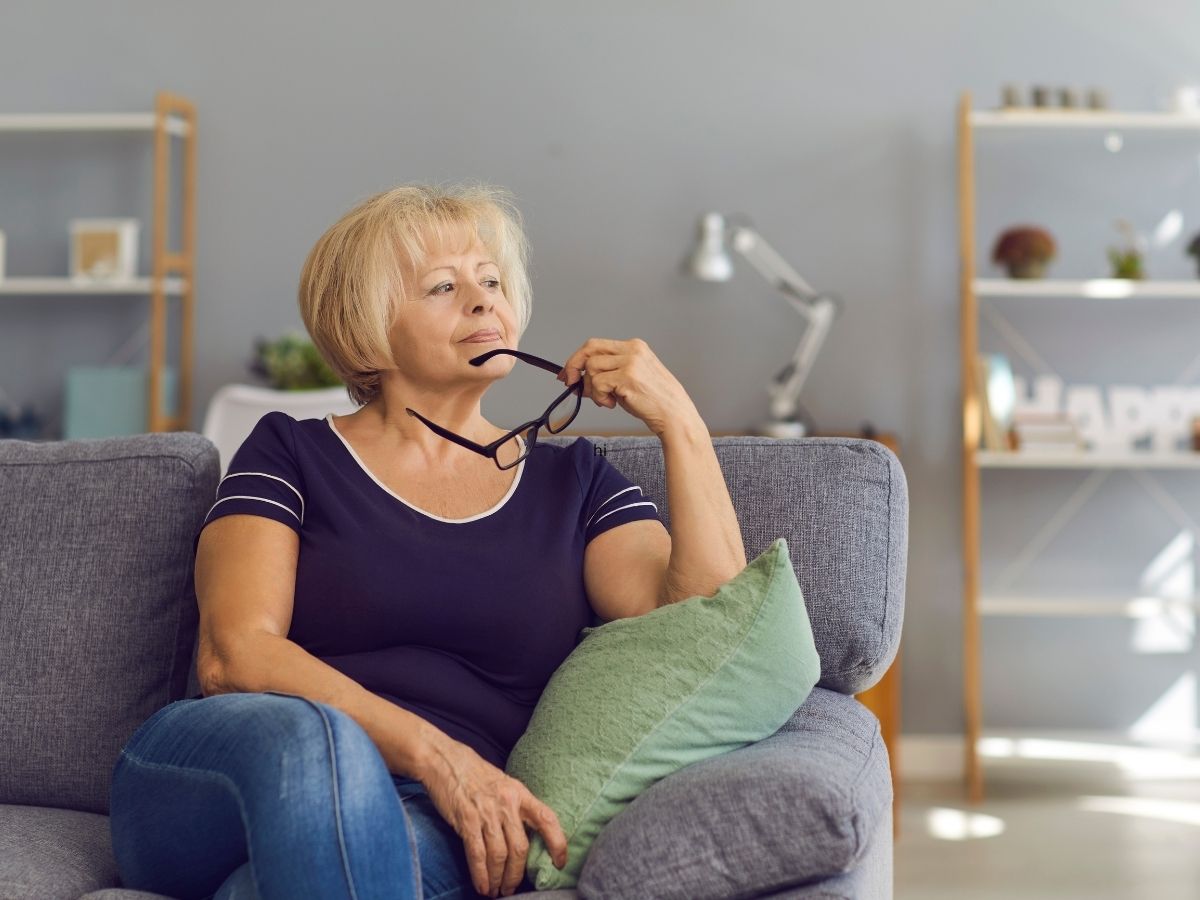 gondolkodó nő a kanapén