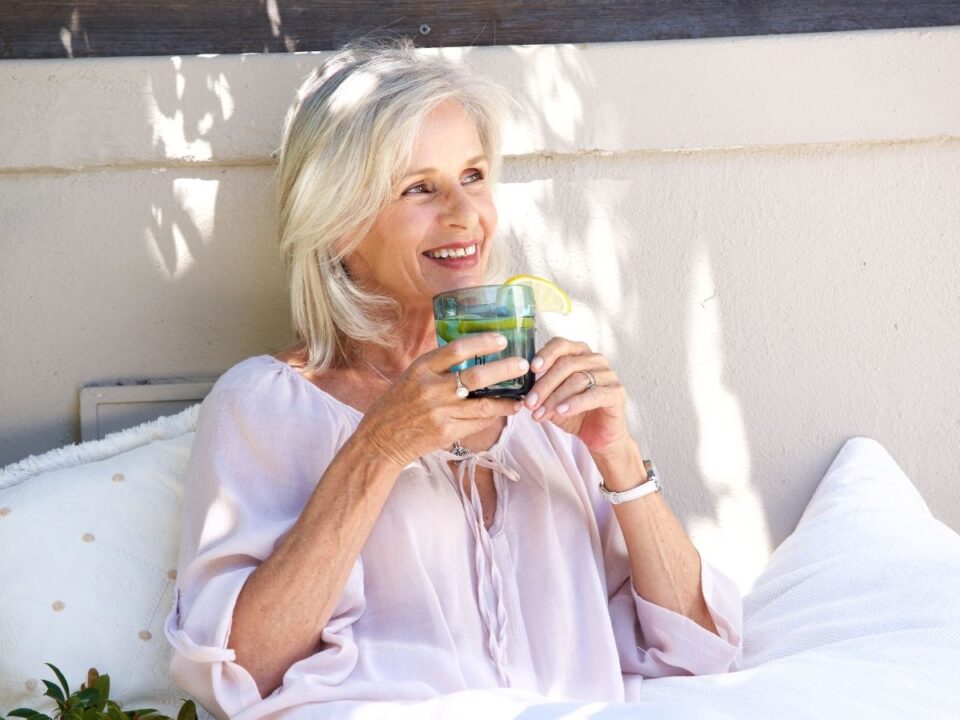 idősebb nő ágyban iszik