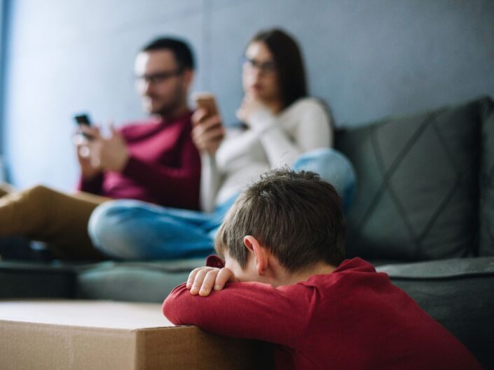 elhanyagolt gyerek a szlei telefonoznak