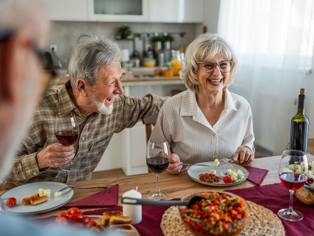 idős nő férfi asztal étkezés család