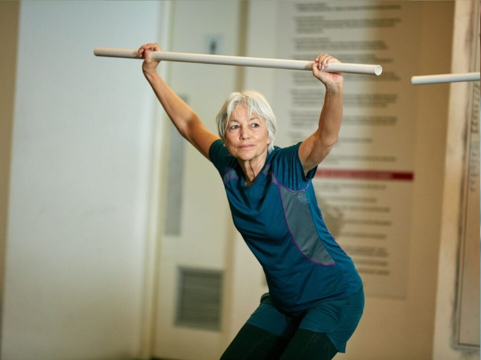 50-felett-izomvesztes-lassitasa-6-szokassal - Nők Lapja középkorú nő edz