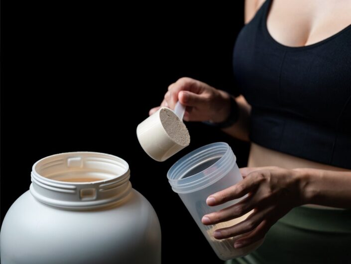 nő kiegészítőt tesz egy pohárba