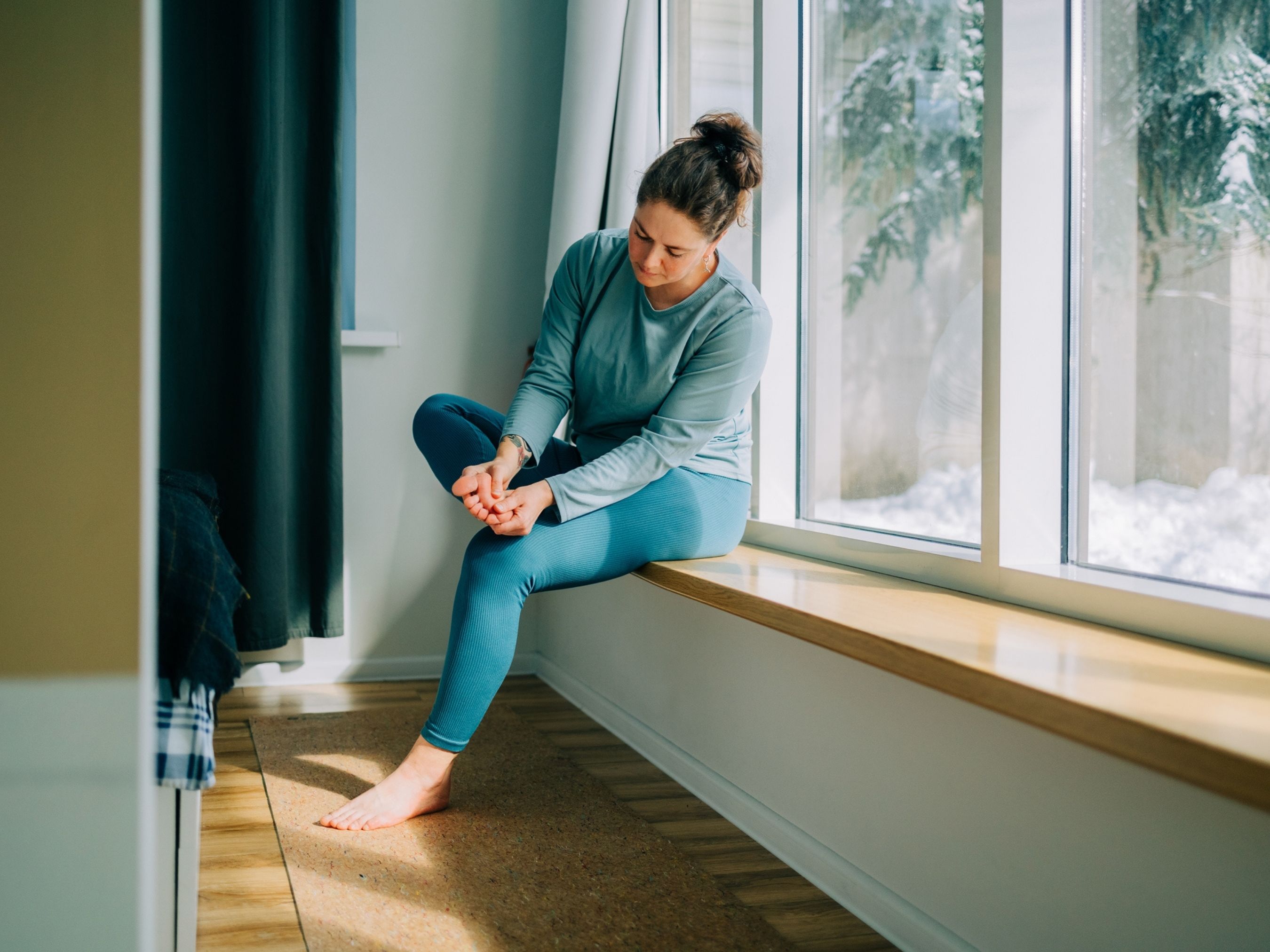 nő ablak ül fény lábujj