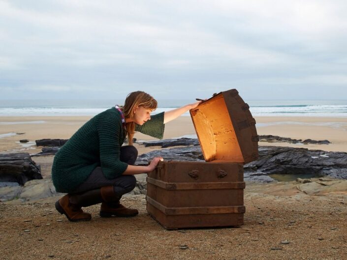 fiatal nő kincsesláda tengerpart fény