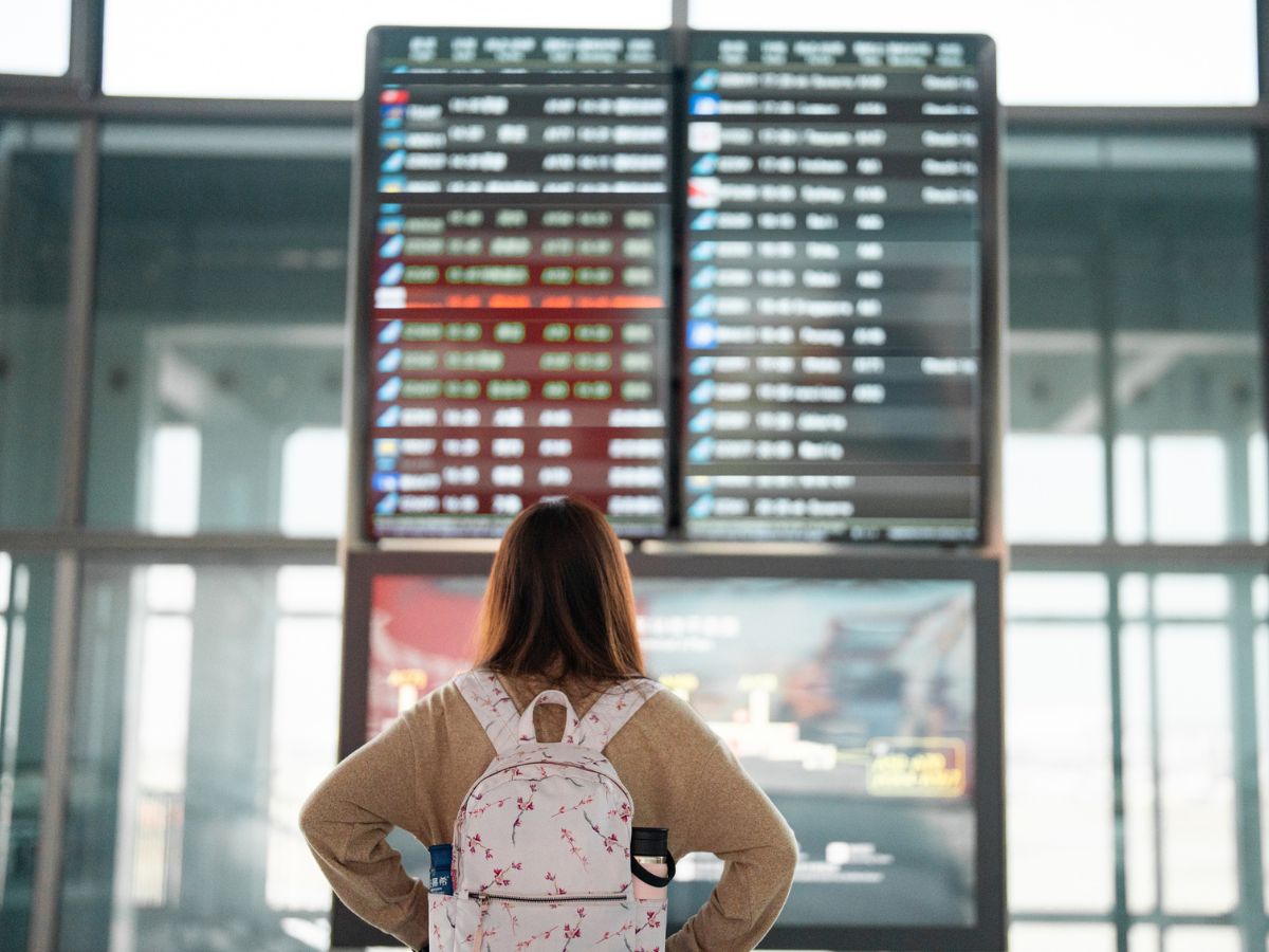 nő repülőtér induló járatok