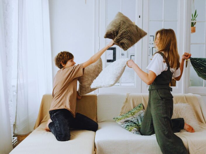 párnacsata veszekedő gyerekek