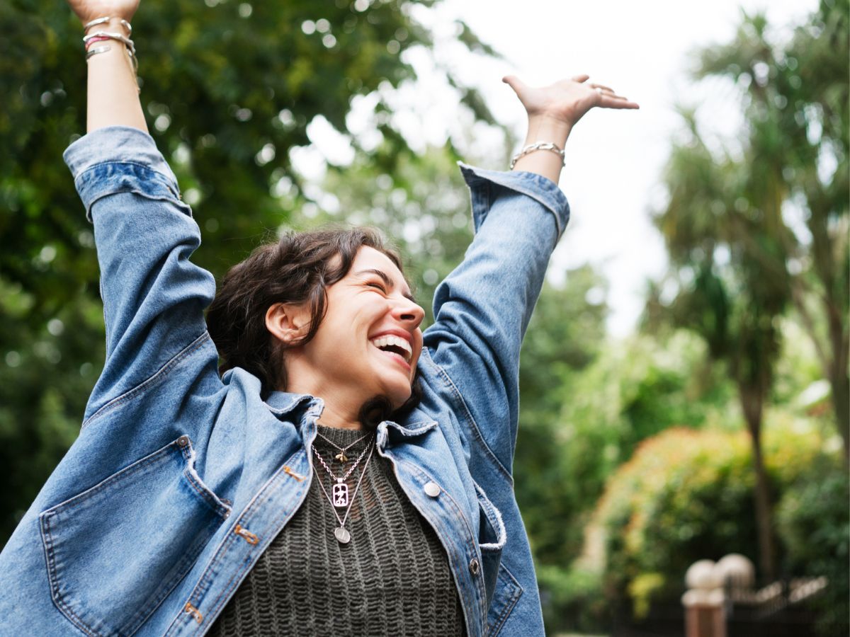 boldog nő örül