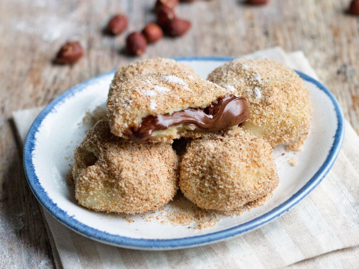 Mogyorókrémmel töltött gombóc