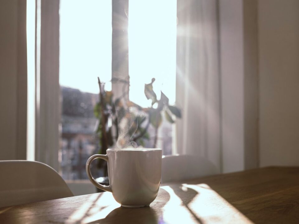 reggeli-rutin-eletmodvaltas-zsiregetes - Nők Lapja napfény, reggel, kávé