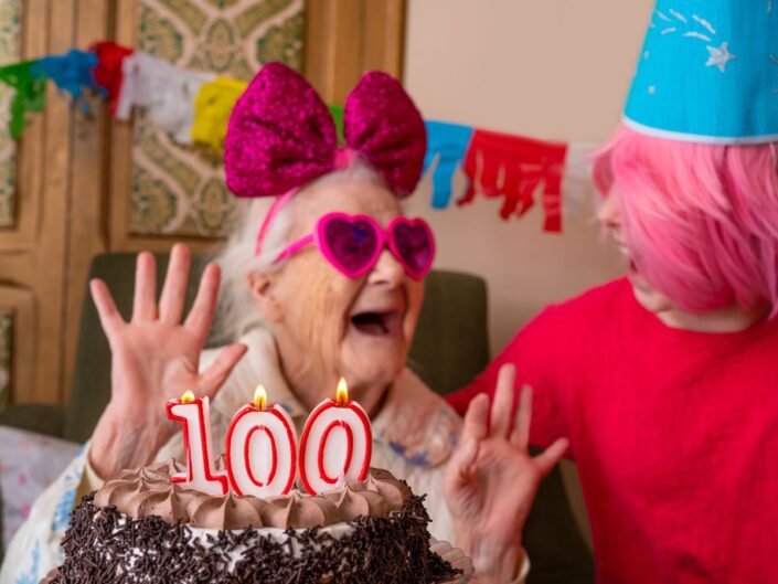 100 éves születésnapot ünneplő nő