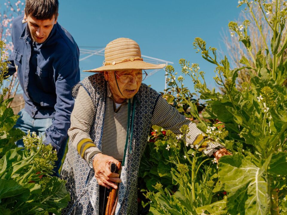 orokletes-hosszu-elet1 - Nők Lapja idős nő kertészkedik az unikájával