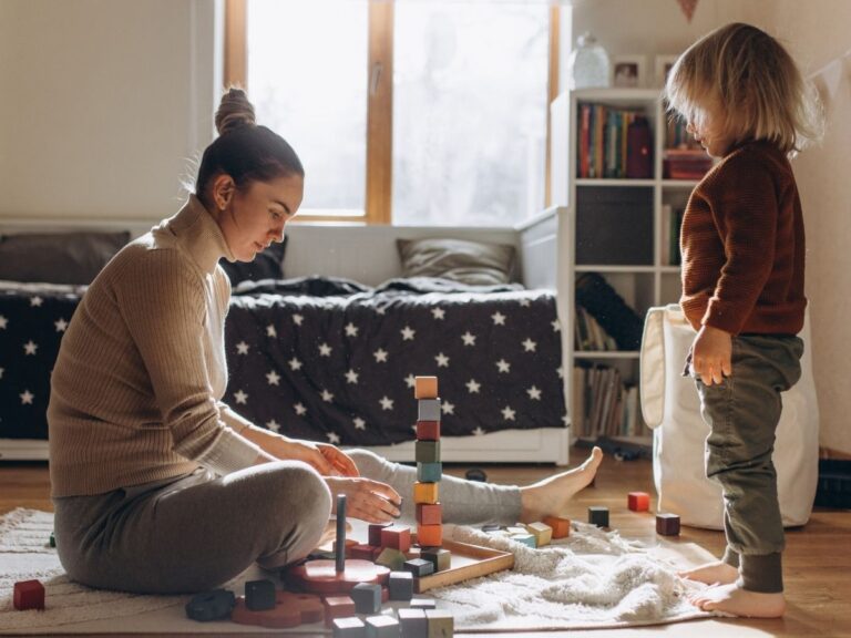 3 éves gyerek játszik az anyukájával