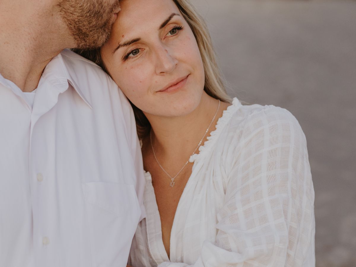 nő férfi vállára hajol