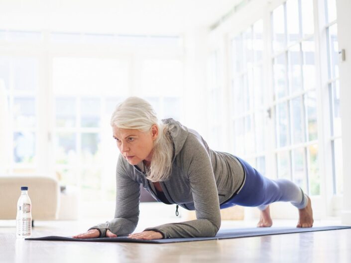 planket végző idős nő